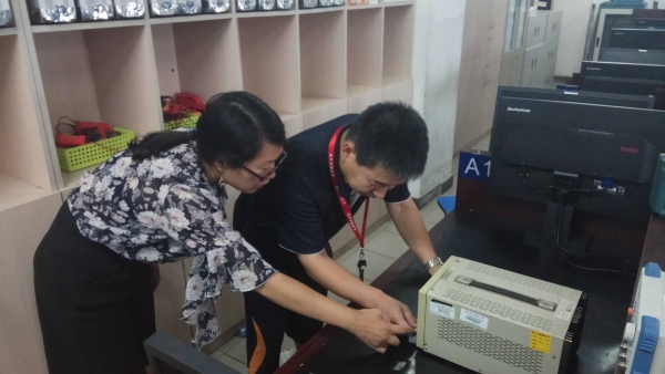 许菁菁和曹国良老师检查仪器设备