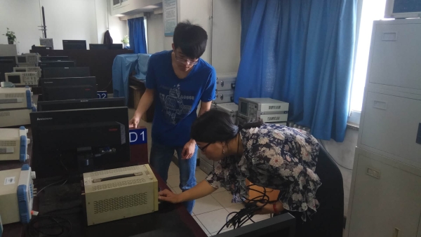 许菁菁老师带领学生志愿者准备竞赛环境